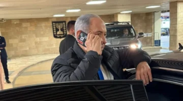 صورة هاتف نتنياهو.. لقطة غامضة تثير ضجة واسعة وتساؤلات في العالم العربي